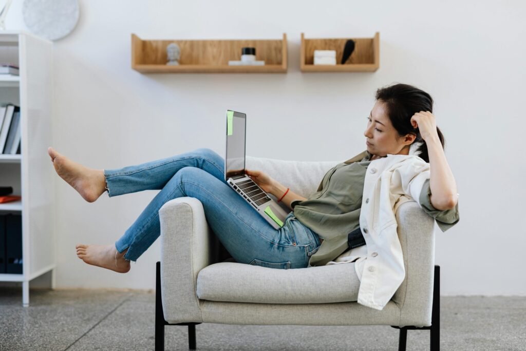 cách ngồi làm việc đúng tư thế